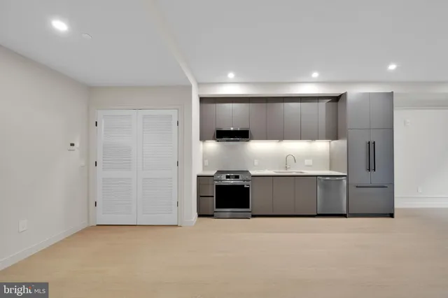 a picture of a building with black and white walls