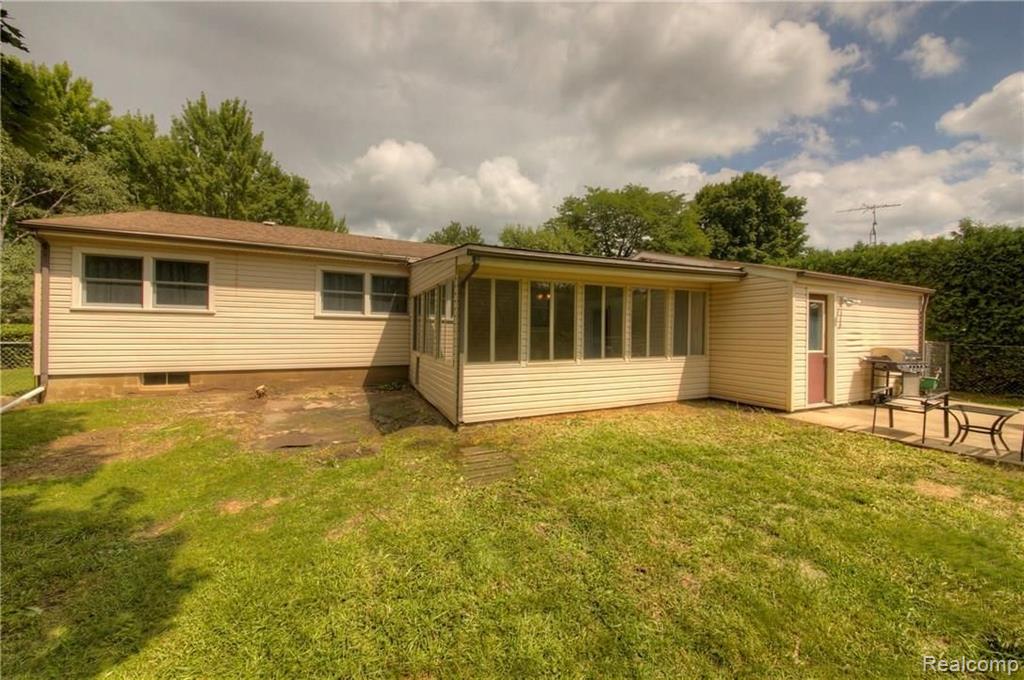 376 West River Road Flushing, MI 48433 - Photo 5 of 32