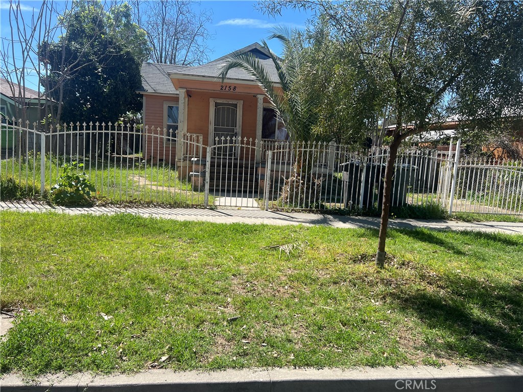 2158 Tenth Street Riverside, CA 92507 - Photo 2 of 19