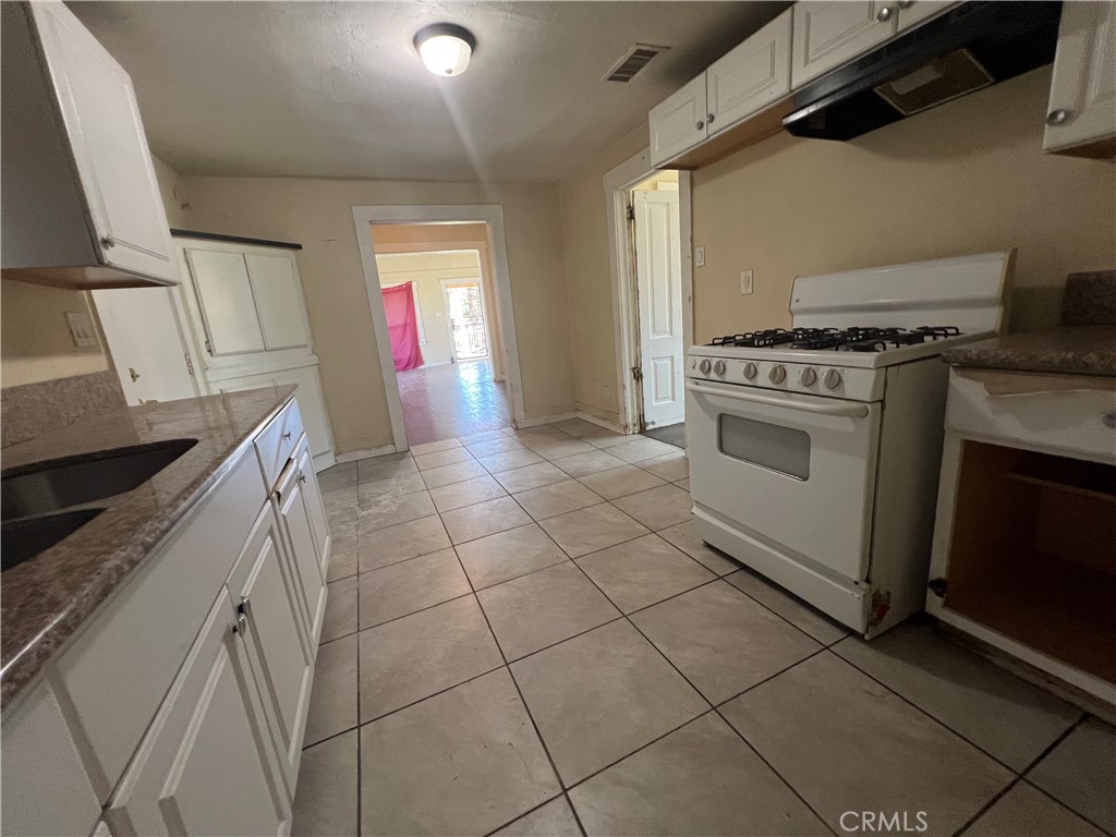 2158 Tenth Street Riverside, CA 92507 - Photo 8 of 19