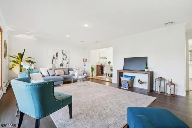 $899,900 | 16 Jaclyn Drive, East Hanover, NJ 07936