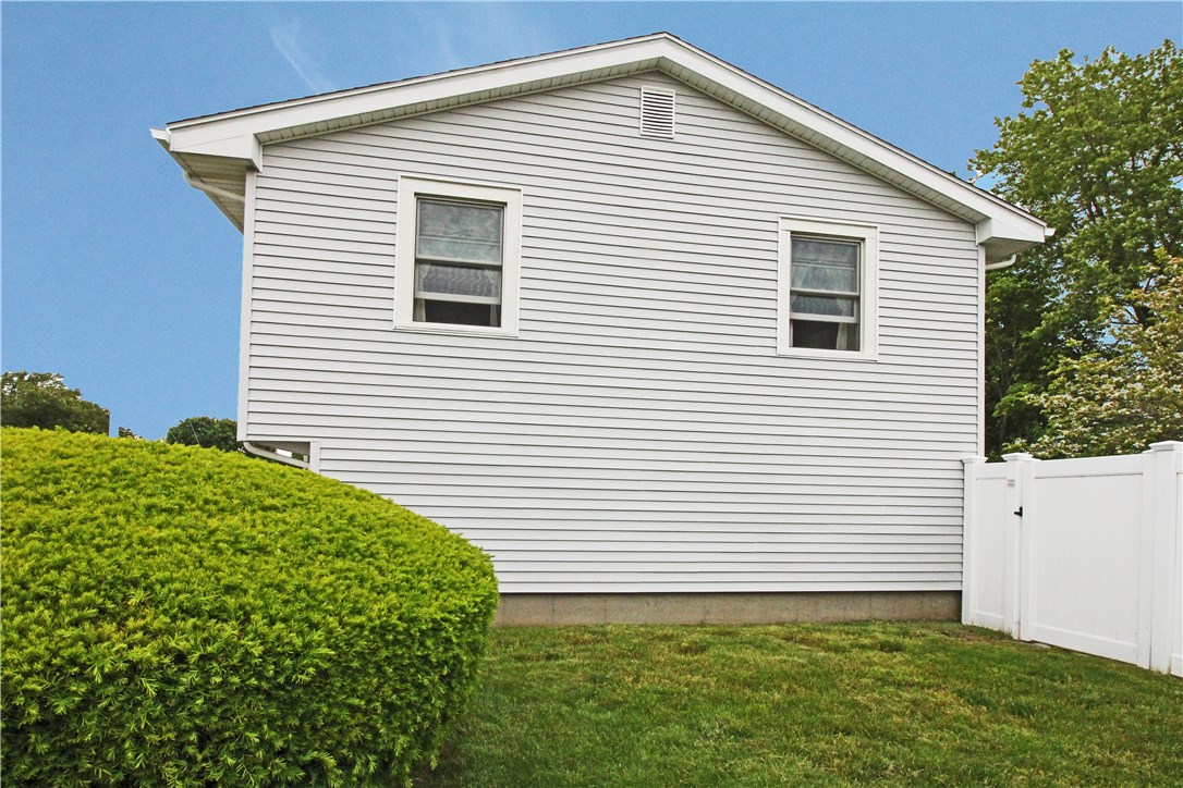 10 Pocono Road Middletown, RI 02842 - Photo 12 of 41