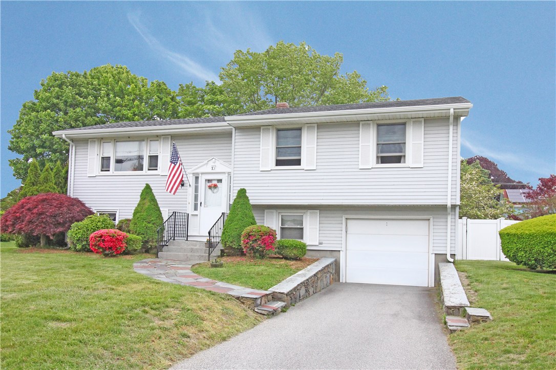 10 Pocono Road Middletown, RI 02842 - Photo 3 of 41