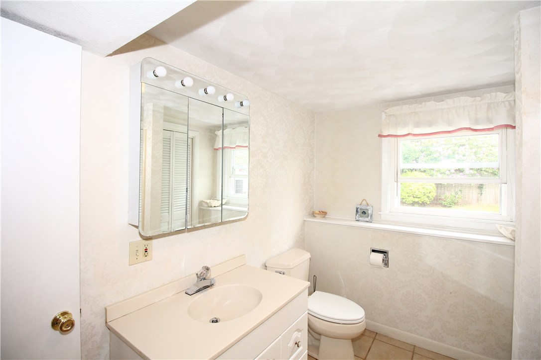 10 Pocono Road Middletown, RI 02842 - Photo 37 of 41