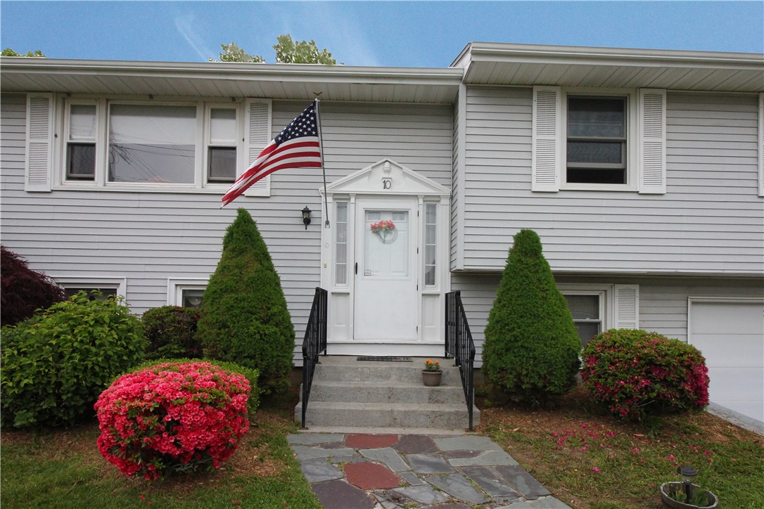 10 Pocono Road Middletown, RI 02842 - Photo 4 of 41