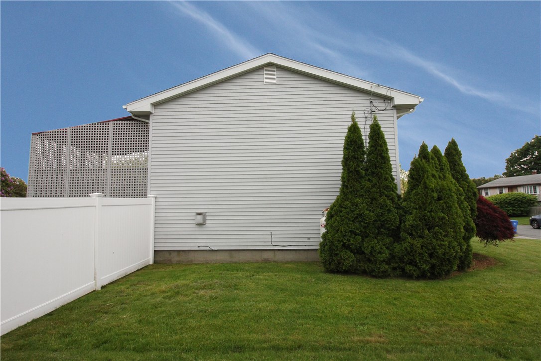 10 Pocono Road Middletown, RI 02842 - Photo 5 of 41