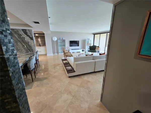 $5,550 | 11113 Biscayne Boulevard, Unit 854, Miami, FL 33181