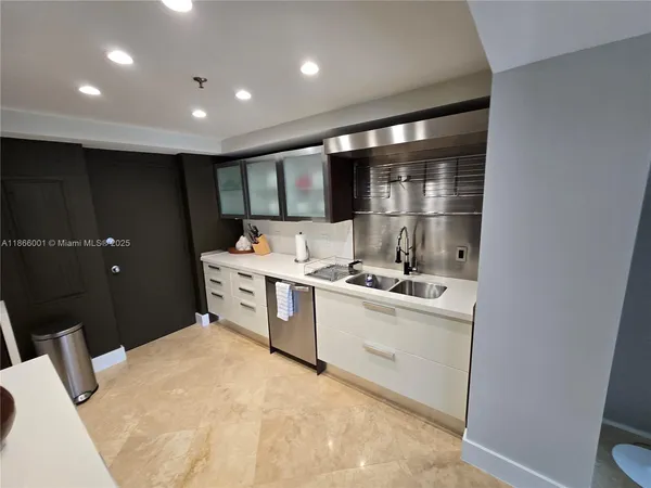 $5,550 | 11113 Biscayne Boulevard, Unit 854, Miami, FL 33181