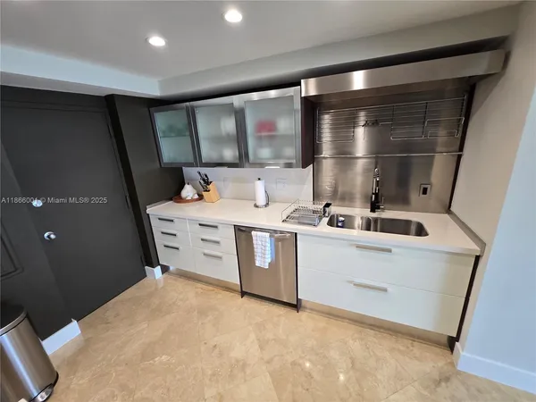 $5,550 | 11113 Biscayne Boulevard, Unit 854, Miami, FL 33181