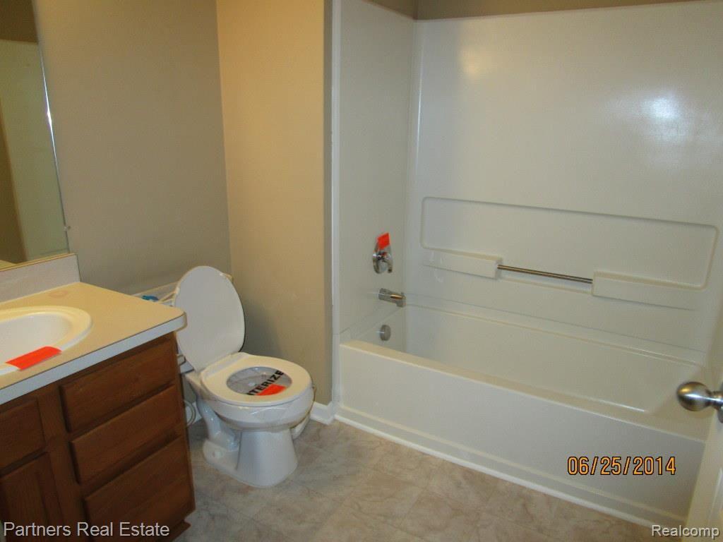 4269 Hampton Ridge Boulevard, Unit 139 Howell, MI 48843 - Photo 10 of 13 Main Bath.jpg