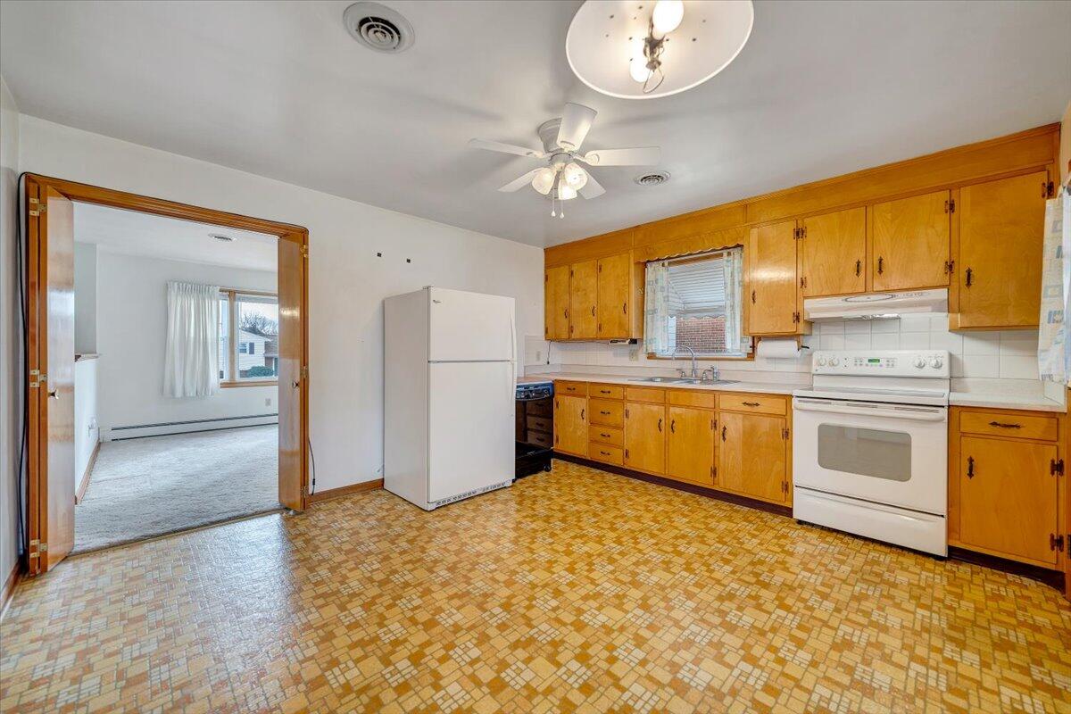 626 Santee Road Roanoke, VA 24019 - Photo 11 of 56 a kitchen with a stove a sink and a refrigerator