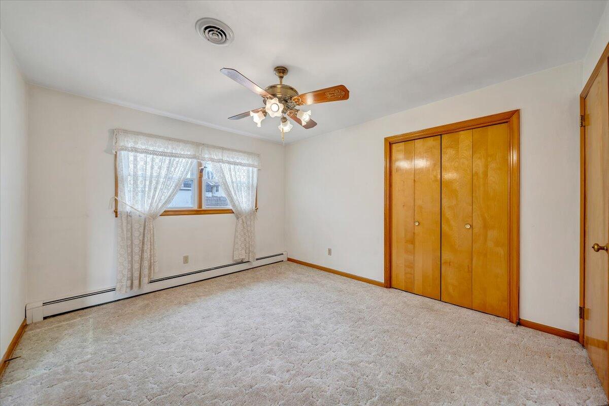 626 Santee Road Roanoke, VA 24019 - Photo 14 of 56 an empty room with windows and closet