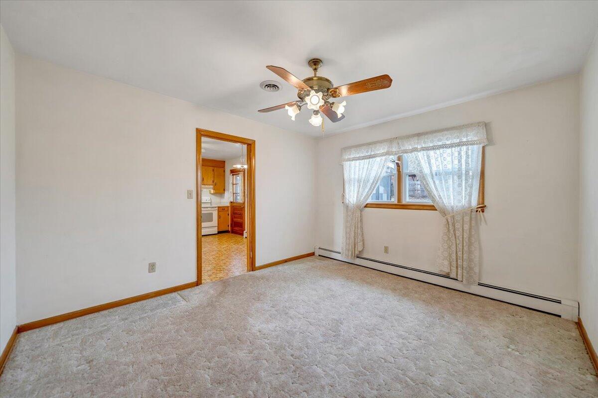 626 Santee Road Roanoke, VA 24019 - Photo 15 of 56 an empty room with windows and closet