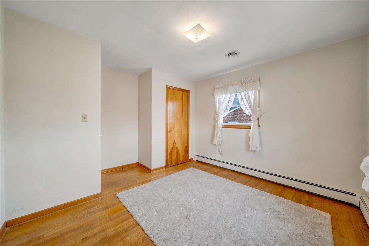 626 Santee Road Roanoke, VA 24019 - Photo 21 of 56 an empty room with window