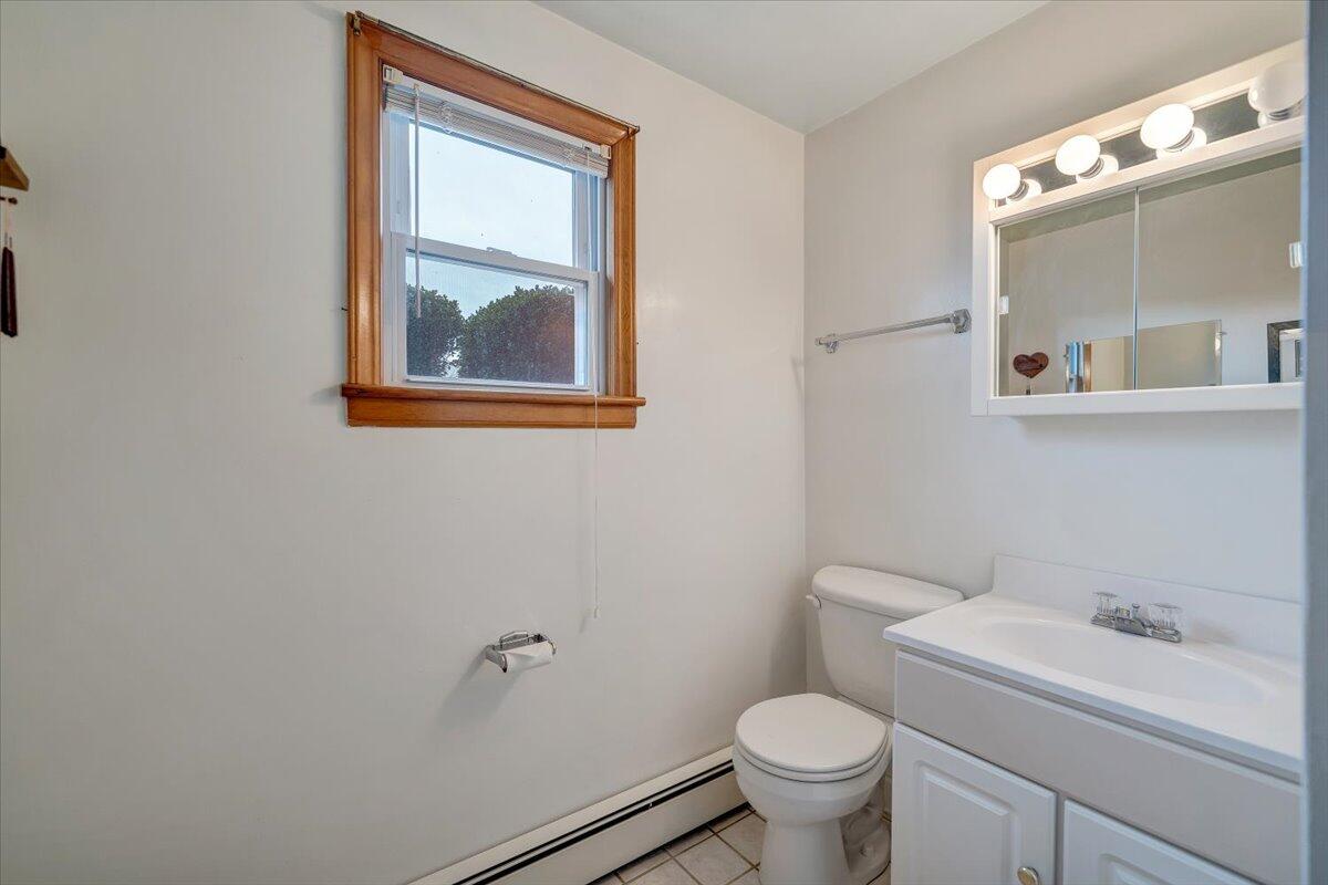 626 Santee Road Roanoke, VA 24019 - Photo 33 of 56 a bathroom with a toilet sink and mirror