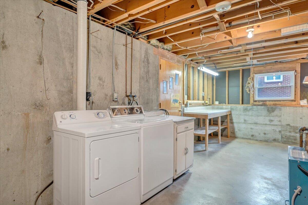 626 Santee Road Roanoke, VA 24019 - Photo 35 of 56 a view of a bathroom with dual sinks