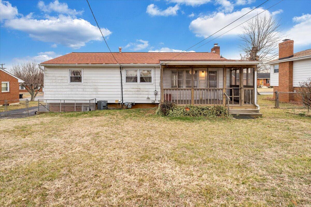 626 Santee Road Roanoke, VA 24019 - Photo 44 of 56 a front view of a house with a garden