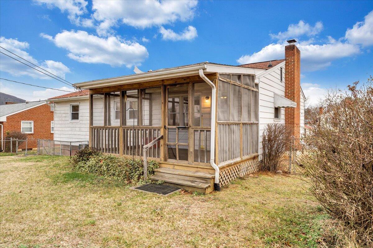 626 Santee Road Roanoke, VA 24019 - Photo 45 of 56 a house view with a garden space