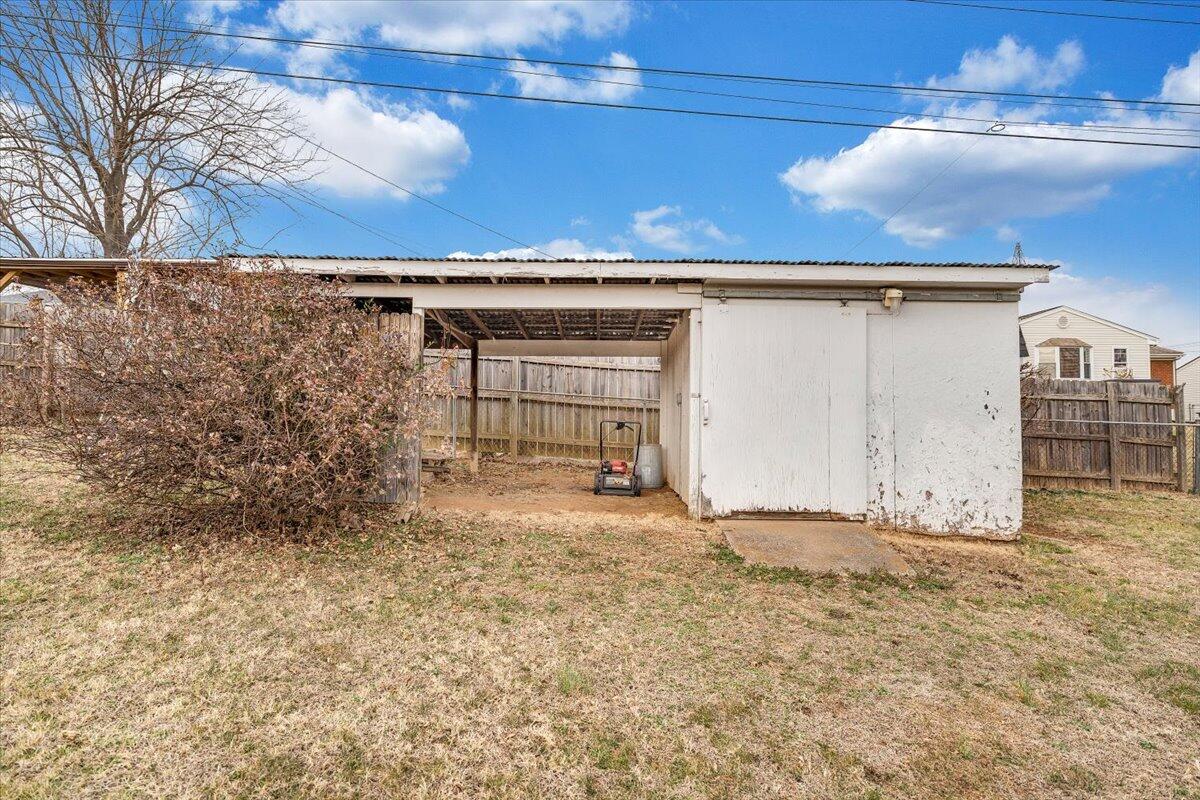626 Santee Road Roanoke, VA 24019 - Photo 49 of 56 a view of a garage