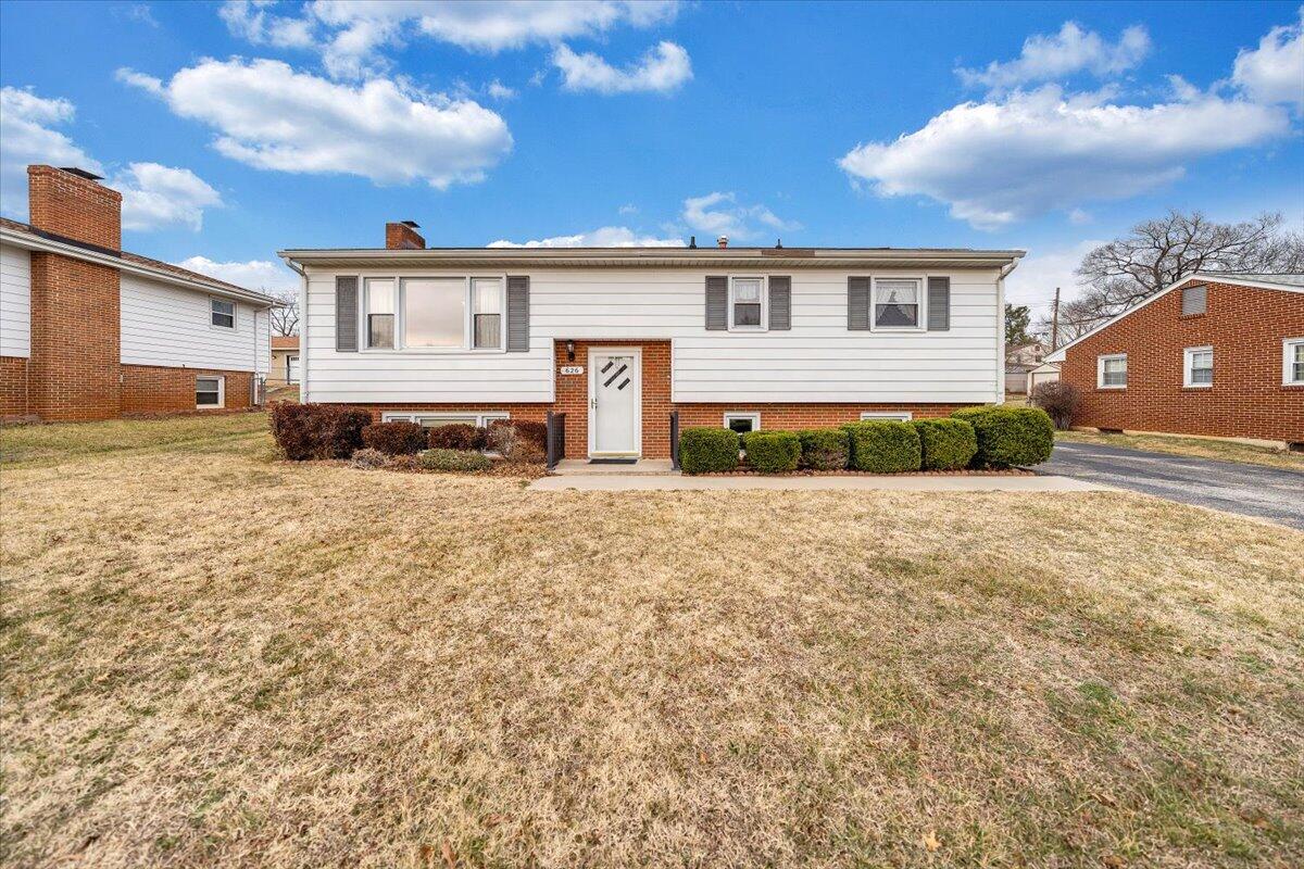 626 Santee Road Roanoke, VA 24019 - Photo 54 of 56 front view of a house with a yard