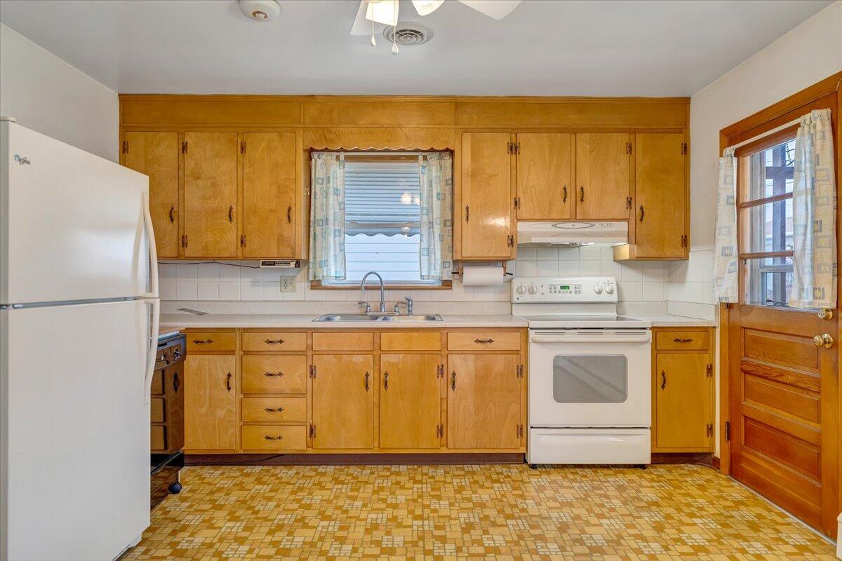 626 Santee Road Roanoke, VA 24019 - Photo 9 of 56 a bathroom with a granite countertop sink and a mirror