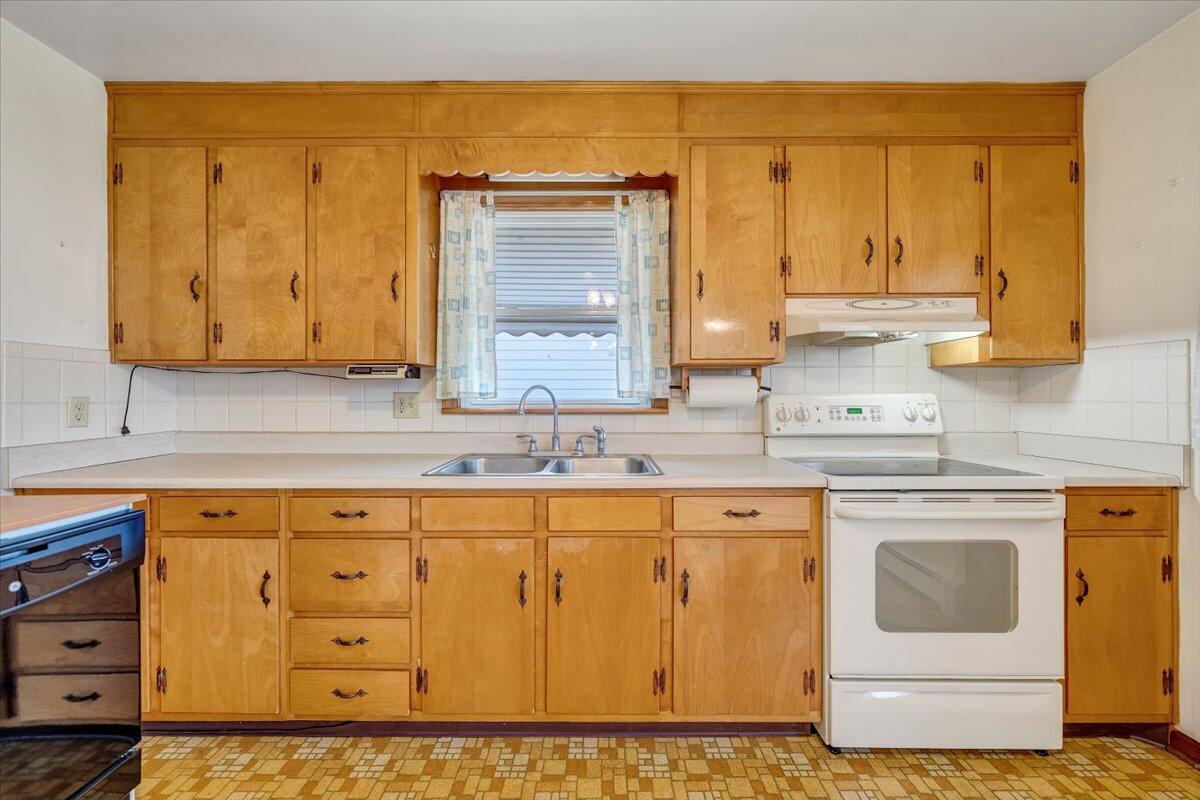 626 Santee Road Roanoke, VA 24019 - Photo 10 of 56 a bathroom with a sink a vanity and mirror