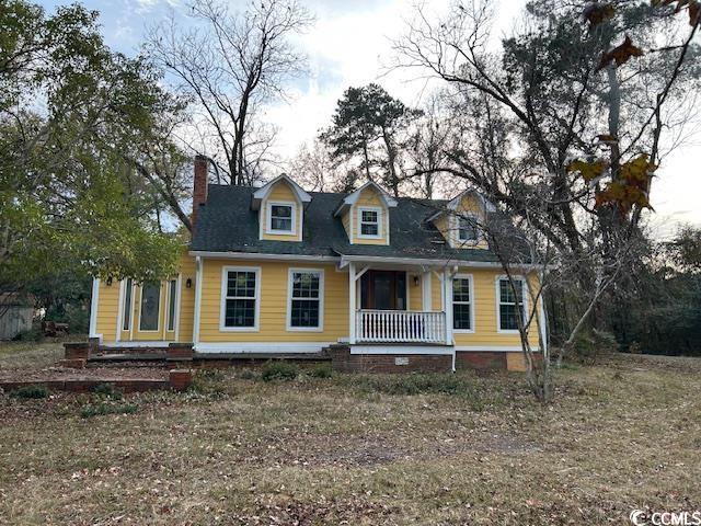 Cape cod house with covered porch
