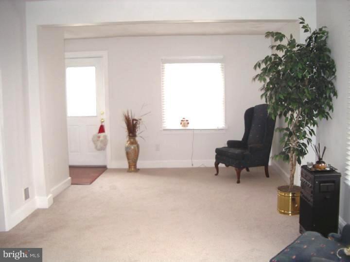 31 Upland Road Brookhaven, PA 19015 - Photo 10 of 25 Living Room