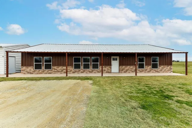 $464,000 | 3432 Old Town Road, Whitesboro, TX 76273