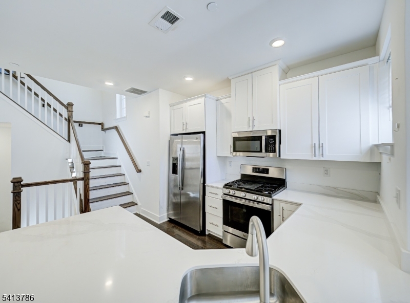 67 Veterans Way Morris Plains, NJ 07950 - Photo 8 of 33