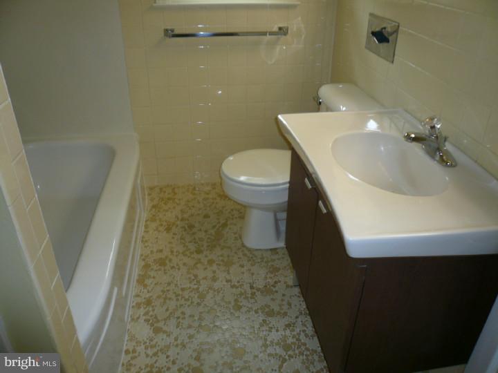 1005 Gallery Road Wilmington, DE 19805 - Photo 13 of 23 Bathroom