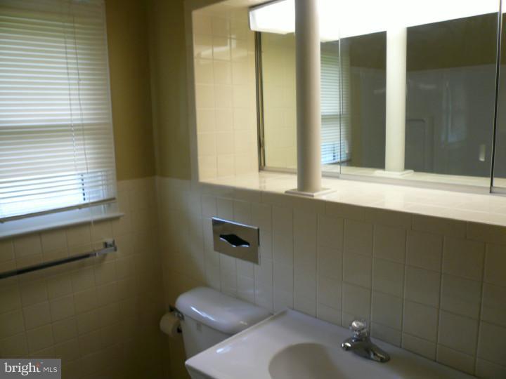 1005 Gallery Road Wilmington, DE 19805 - Photo 14 of 23 Bathroom
