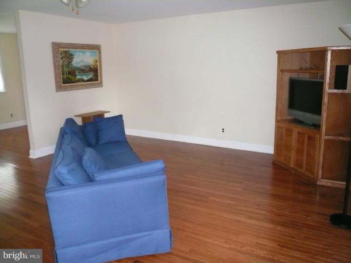 1005 Gallery Road Wilmington, DE 19805 - Photo 6 of 23 Living Room