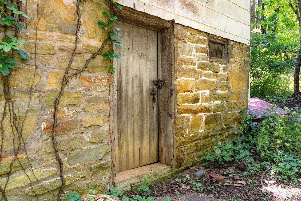 2410 Mauzy Athlone Road Harrisonburg, VA 22802 - Photo 6 of 28 a view of a bathroom