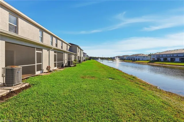 a view of a house with backyard