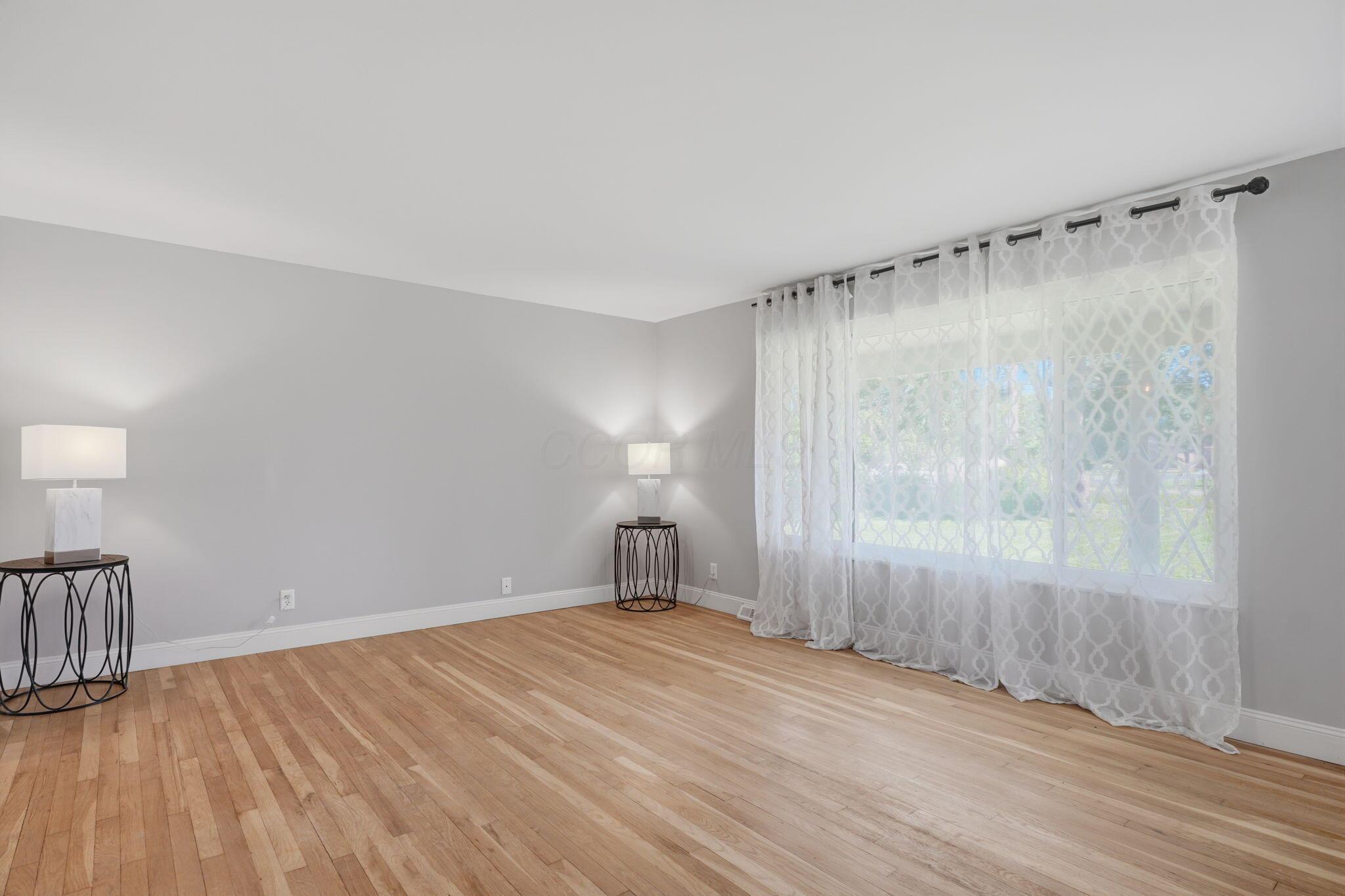 2547 McCutcheon Road Columbus, OH 43219 - Photo 4 of 55 Living room