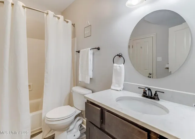 $2,000 | 699 Dunbar Avenue, Unit 203, Bay St. Louis, MS 39520