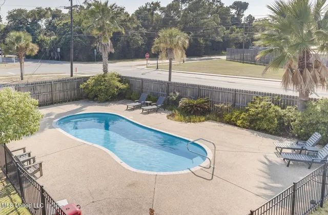 $2,000 | 699 Dunbar Avenue, Unit 203, Bay St. Louis, MS 39520