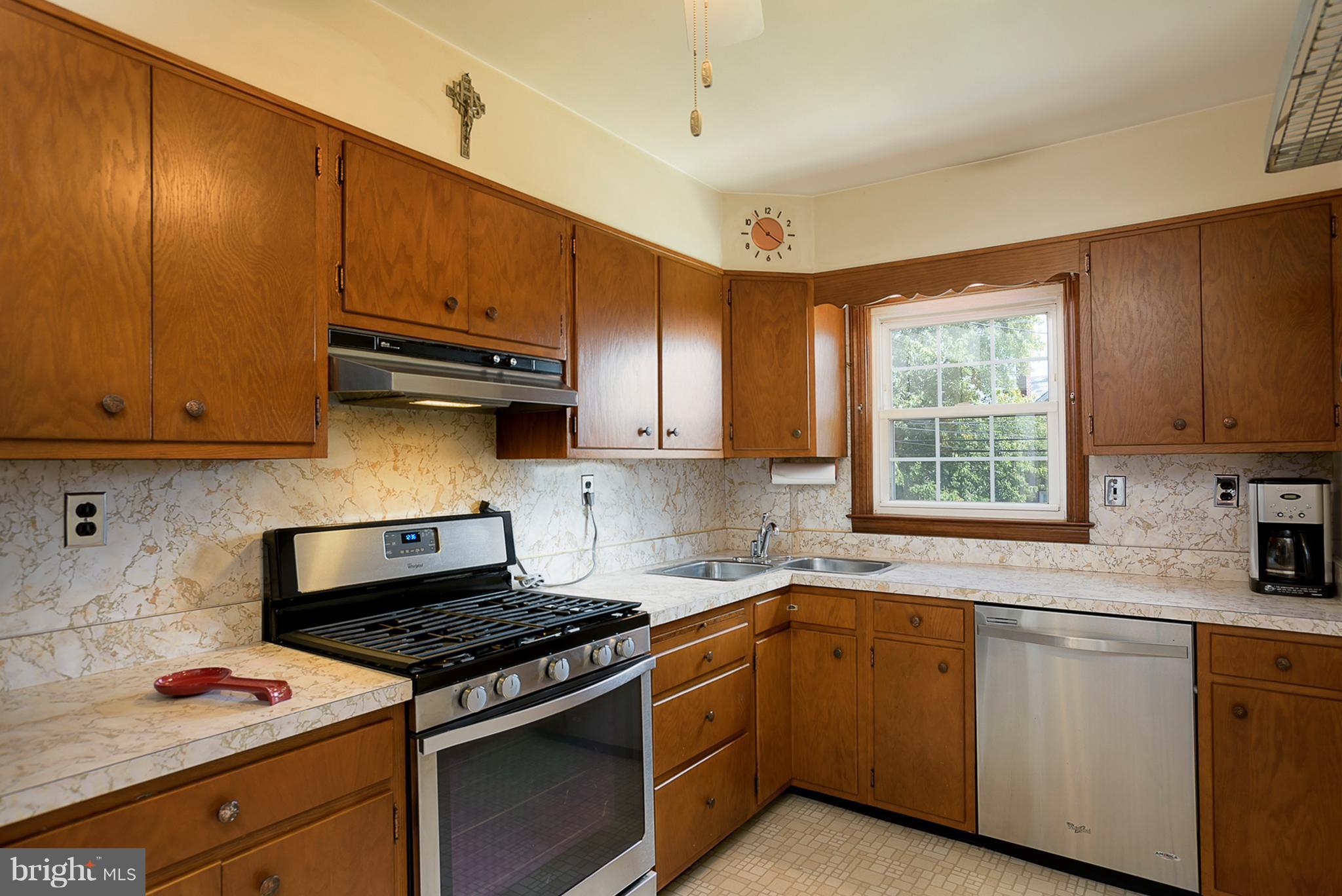 347 Whitfield Road Baltimore, MD 21228 - Photo 12 of 28 Kitchen