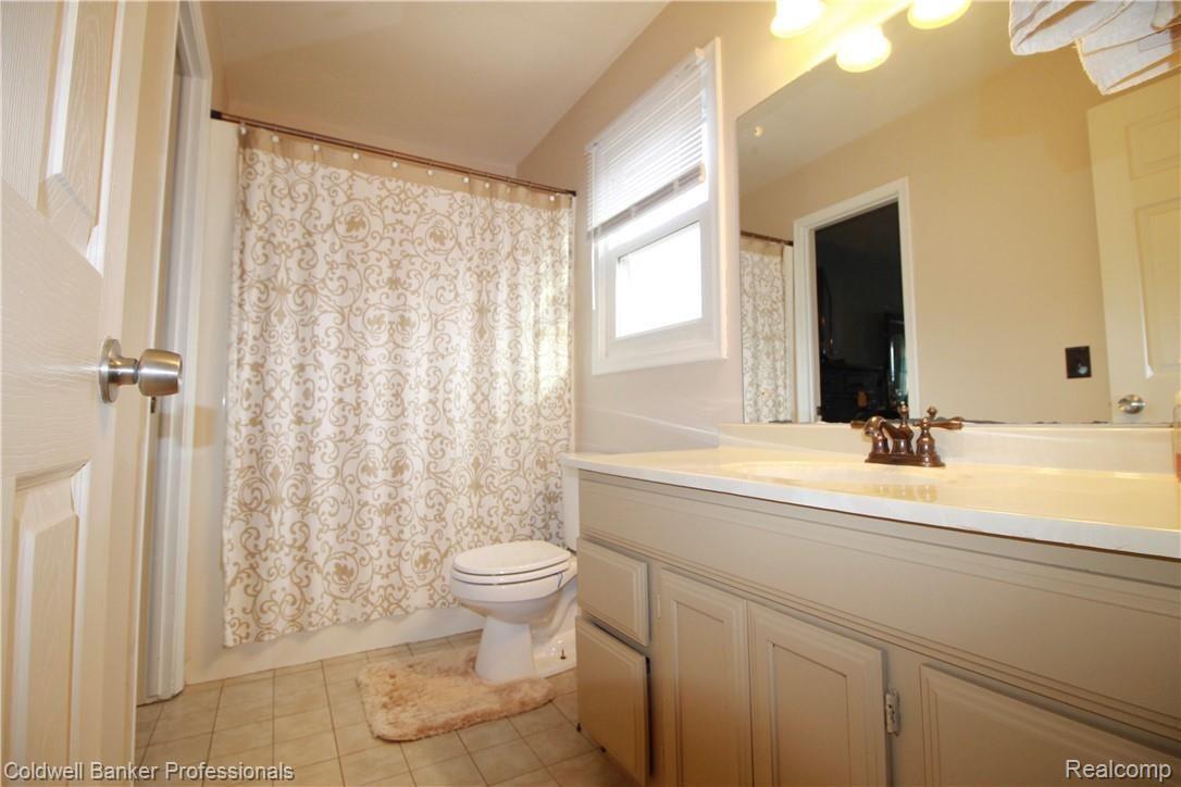 5276 Lethbridge Road Grand Blanc, MI 48439 - Photo 10 of 17 IMG_9867.jpeg
