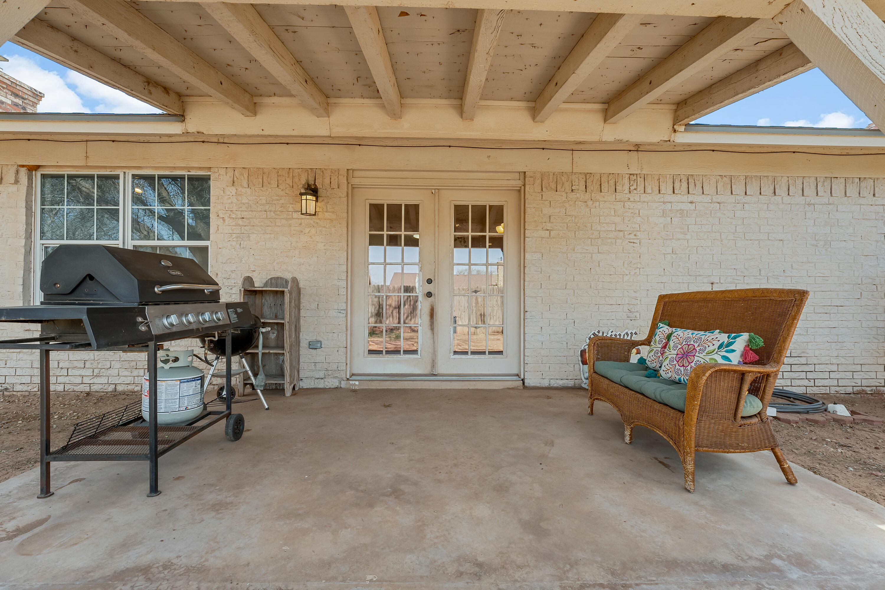 5736 2nd Place Lubbock, TX 79416 - Photo 24 of 26 a living room with furniture and a window