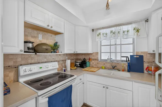 $598,000 | 100 Waterway Road, Unit A304, Tequesta, FL 33469