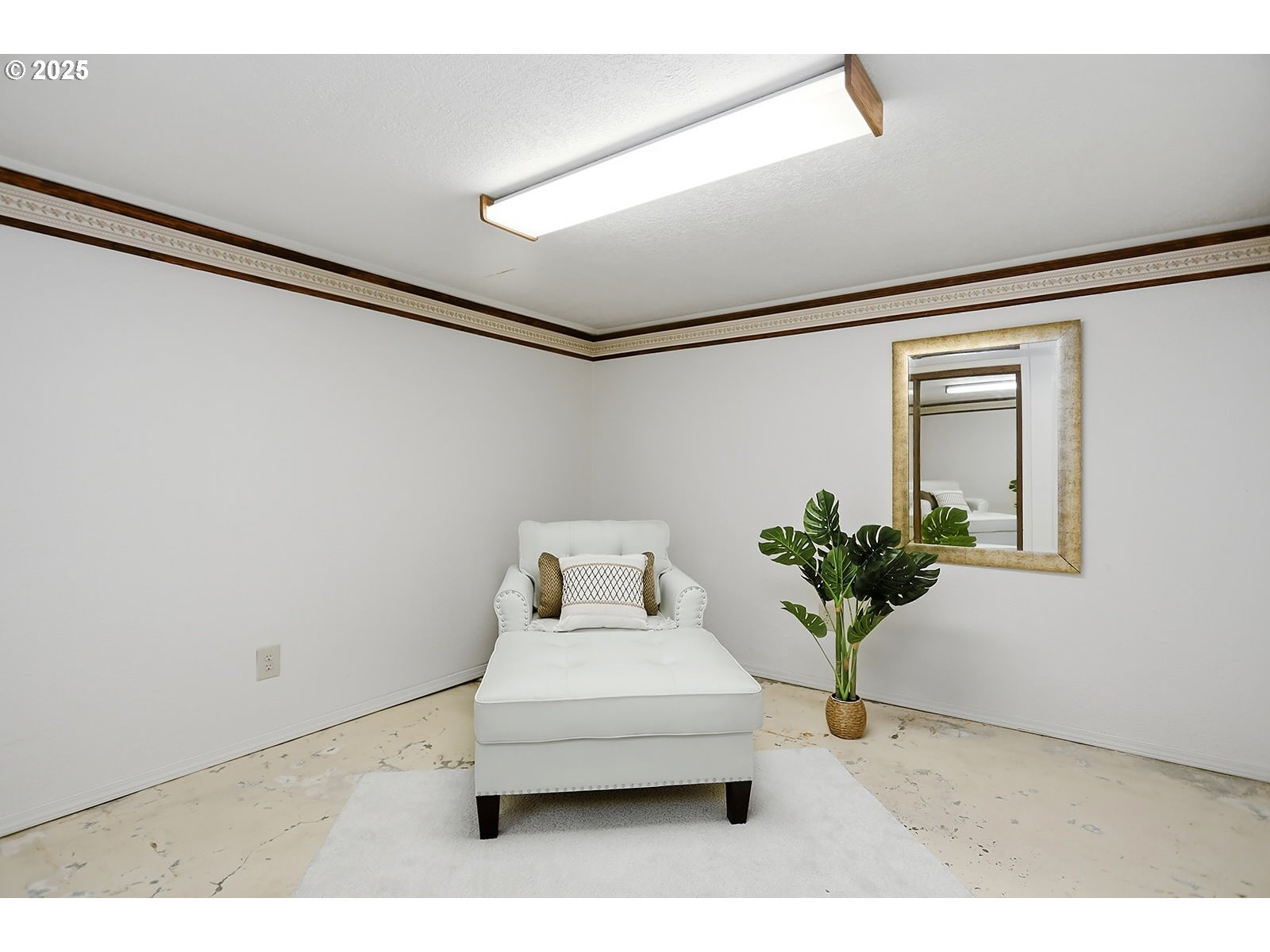1014 Laughlin Street The Dalles, OR 97058 - Photo 29 of 36 a living room with furniture and a potted plant