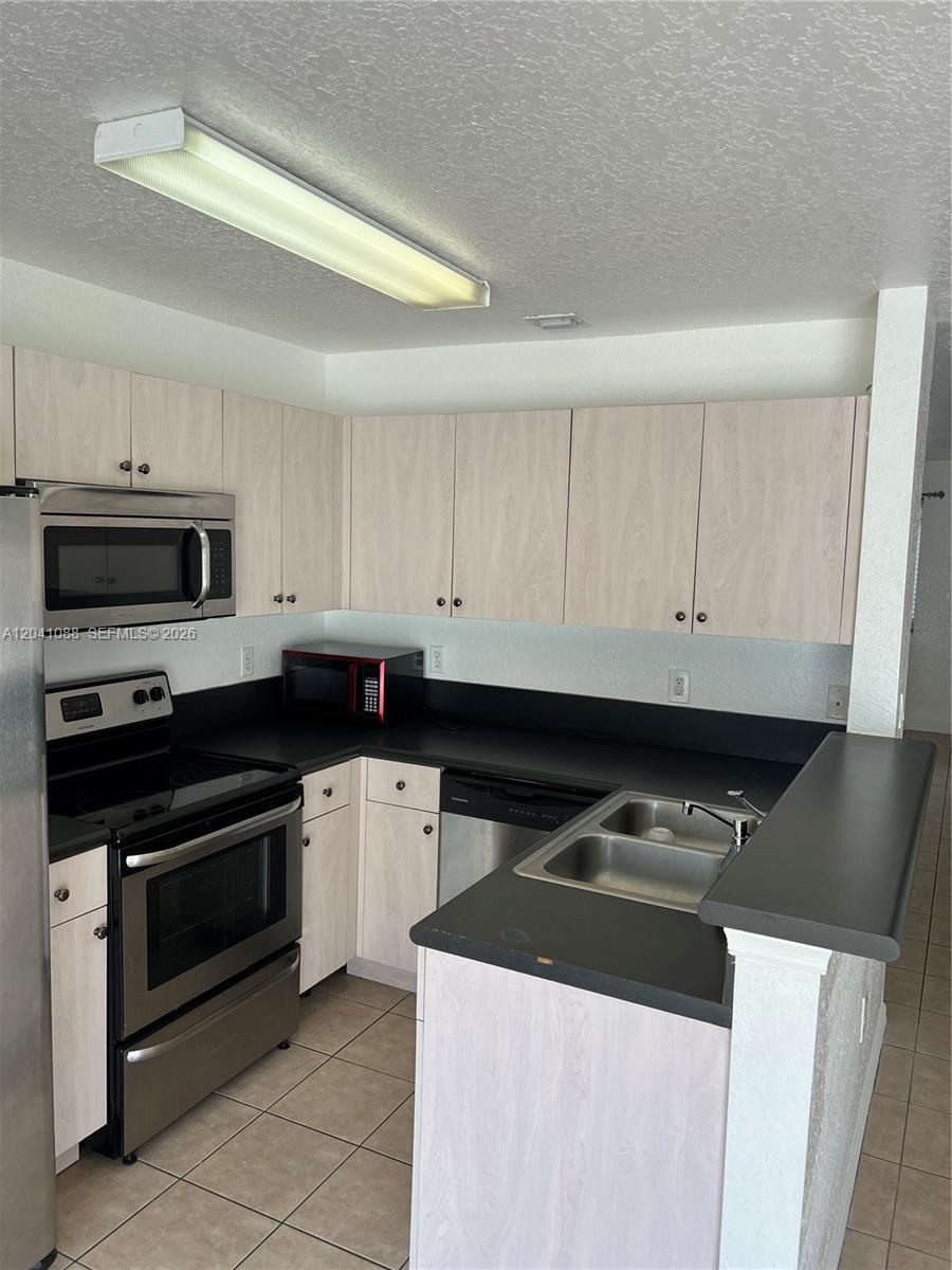 183 Hidden Ct Road, Unit F33 Hollywood, FL 33023 - Photo 4 of 35