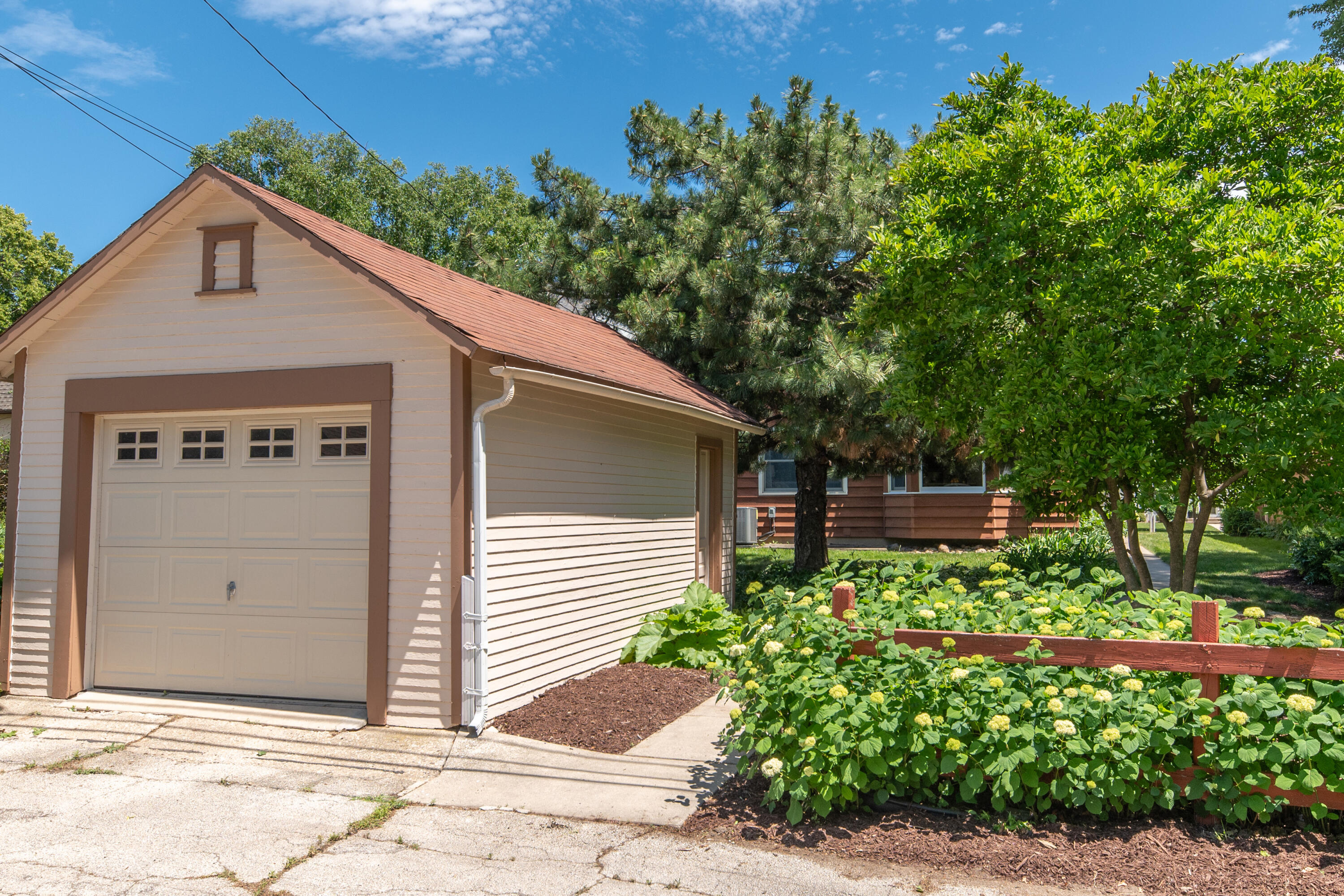 2963 North 70th Street Milwaukee, WI 53210 - Photo 37 of 43 34