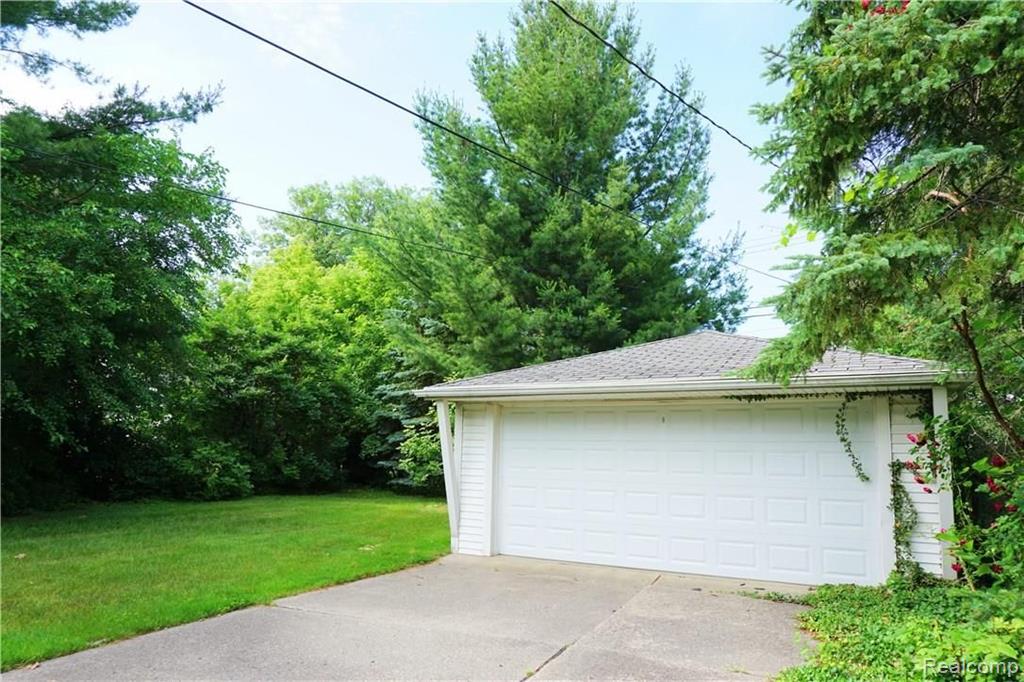 902 Hampton Road Grosse Pointe Woods, MI 48236 - Photo 4 of 47