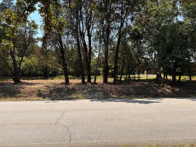 $239,500 | 402 South Shady Shores Road, Shady Shores, TX 76208