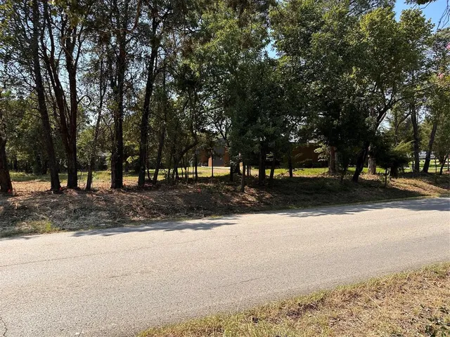 $239,500 | 402 South Shady Shores Road, Shady Shores, TX 76208