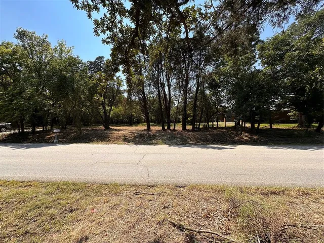 $239,500 | 402 South Shady Shores Road, Shady Shores, TX 76208