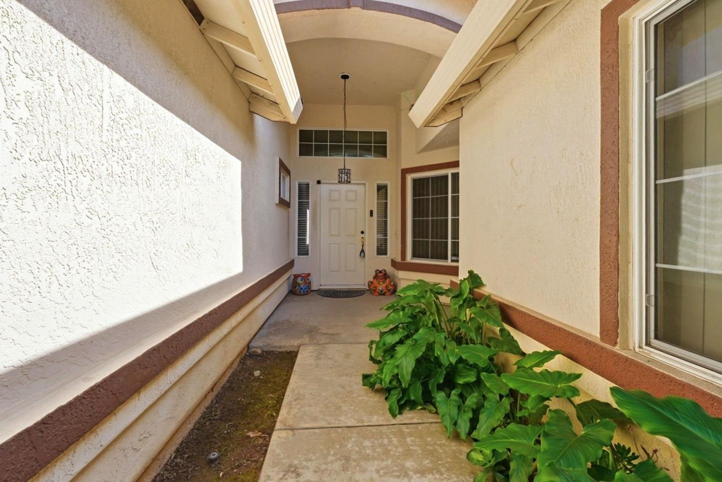 3882 Pintail Court Merced, CA 95340 - Photo 4 of 21 a porch with seating area